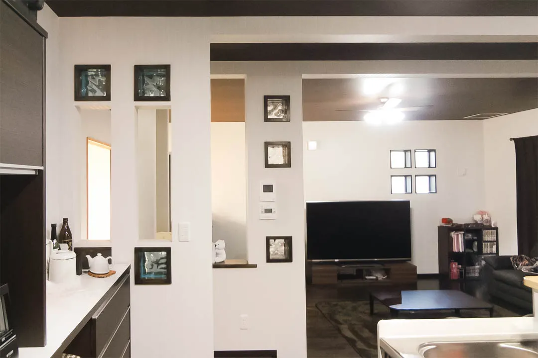 K様邸 - 光を透かし、影を愛でる。美意識が細部に宿るモノトーンの邸宅。