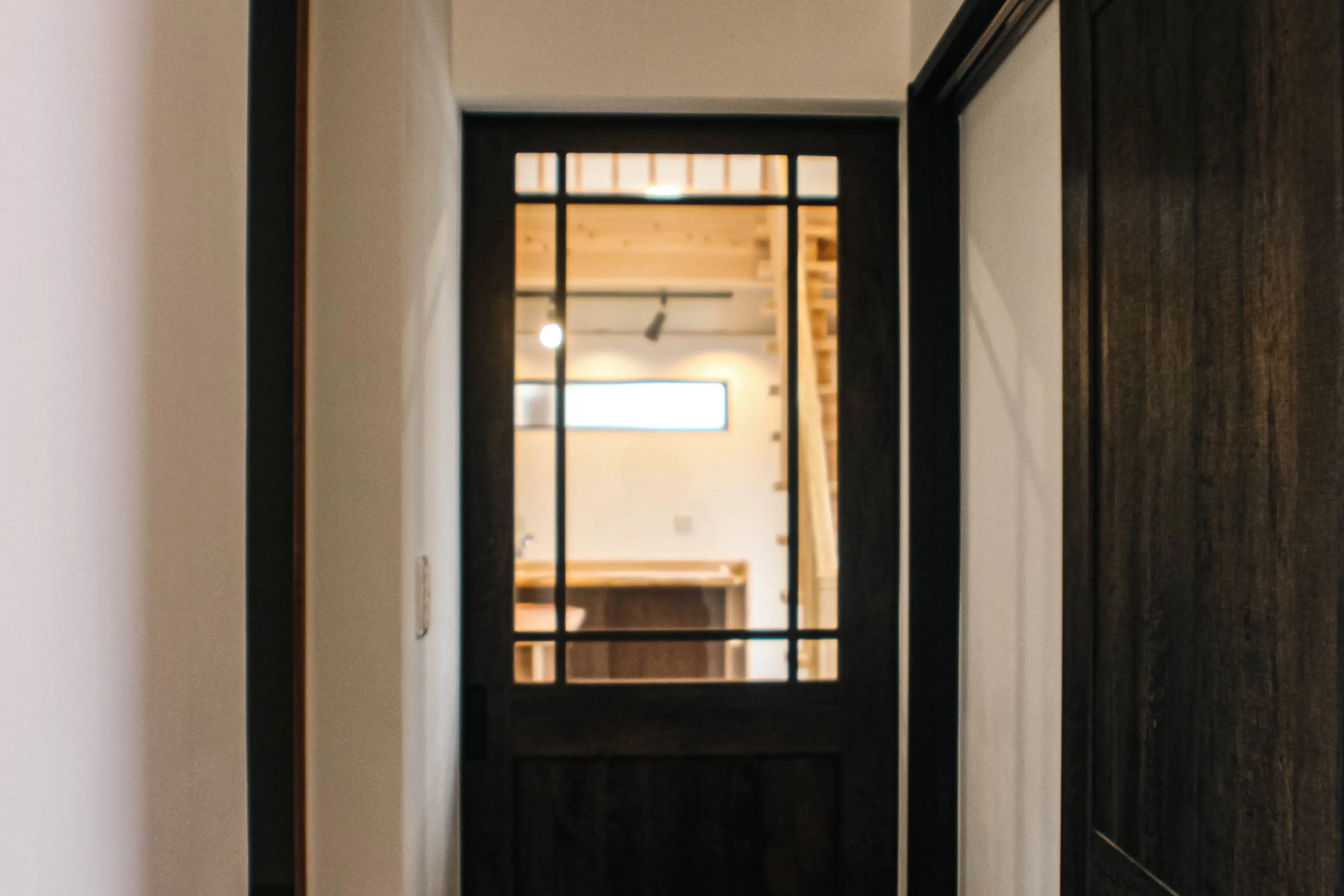 O様邸 - 集いの活気と、個の静寂。家族の気配をデザインする高天井の家