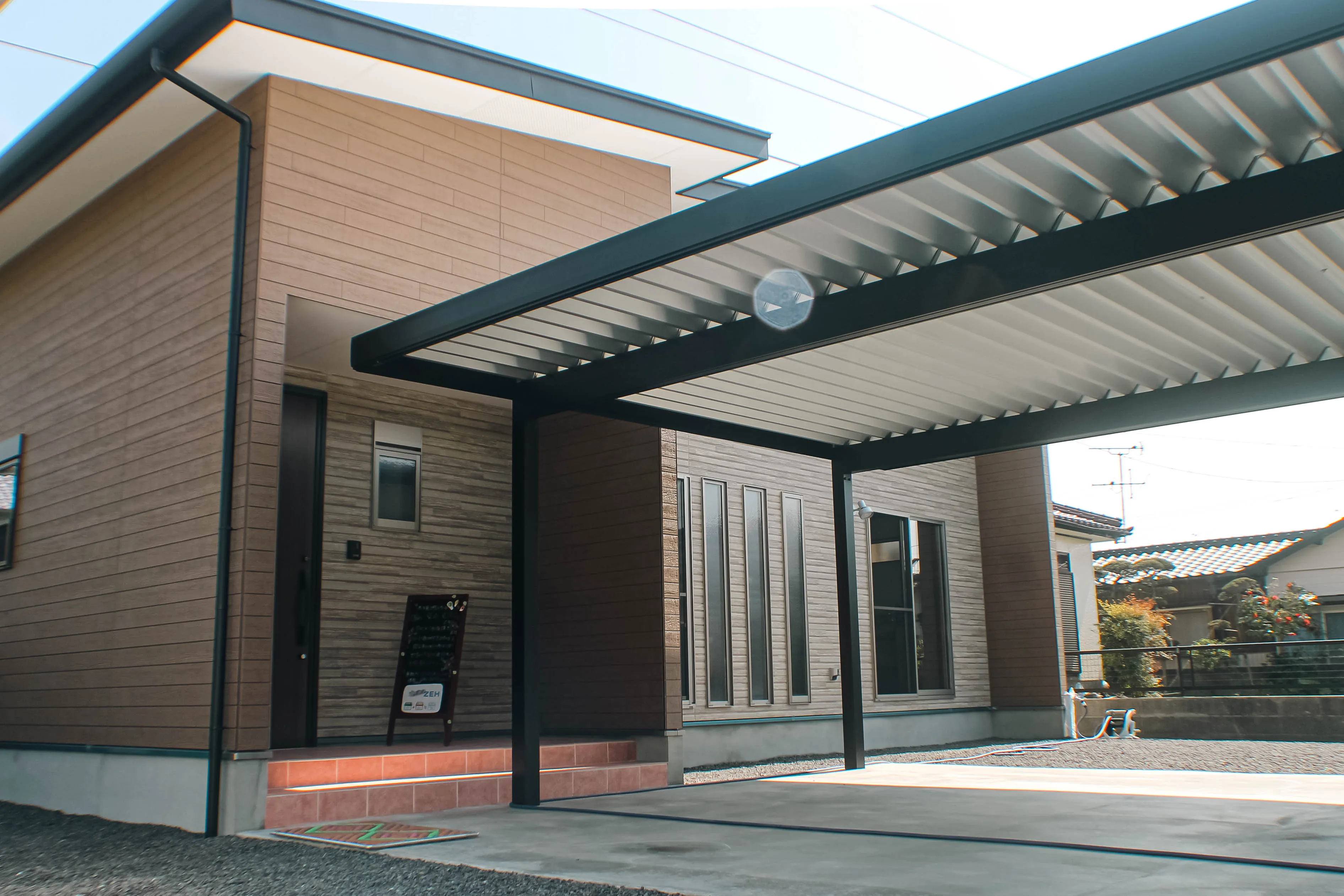 O様邸 - 集いの活気と、個の静寂。家族の気配をデザインする高天井の家