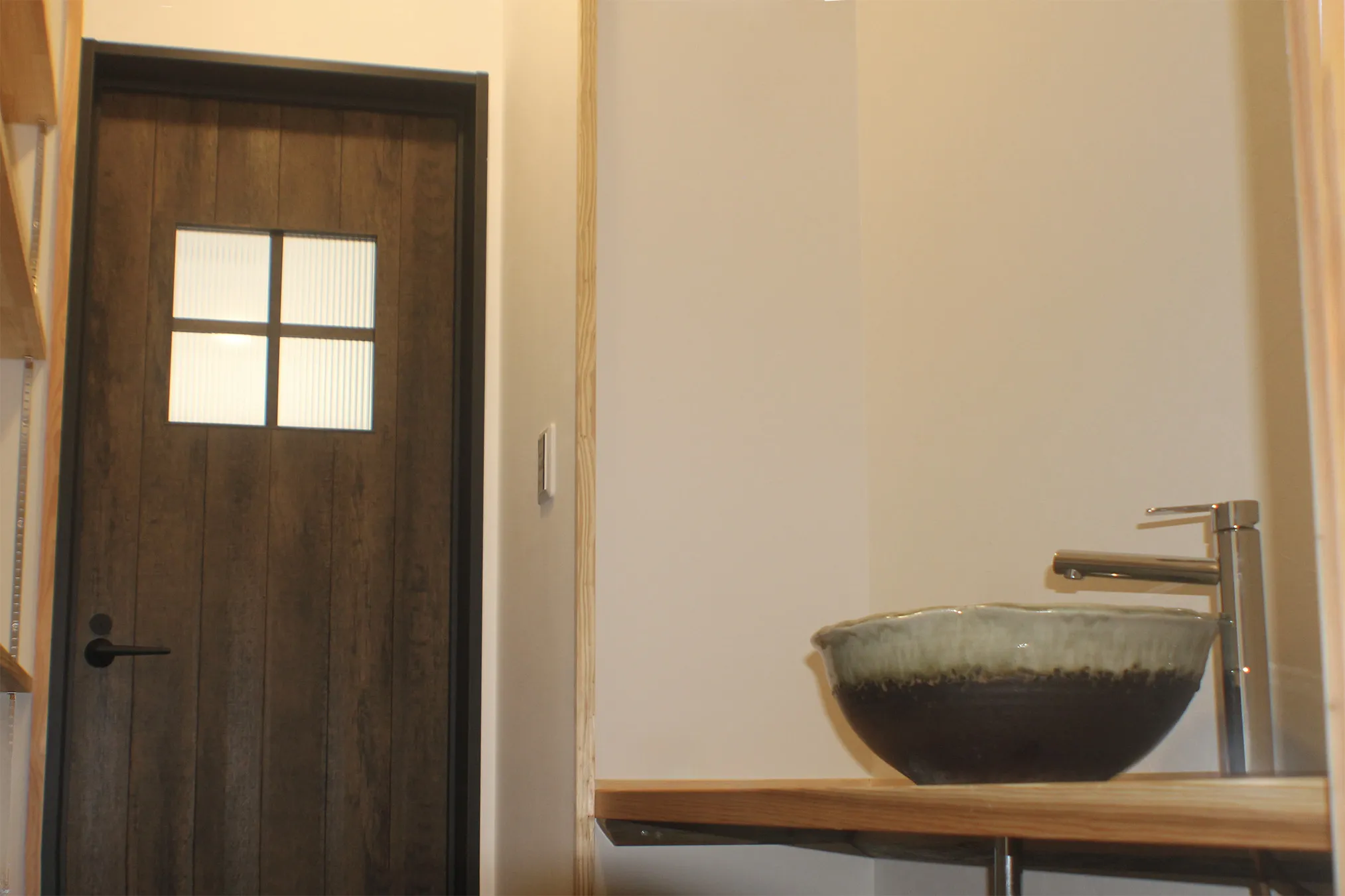 O様邸 - 集いの活気と、個の静寂。家族の気配をデザインする高天井の家