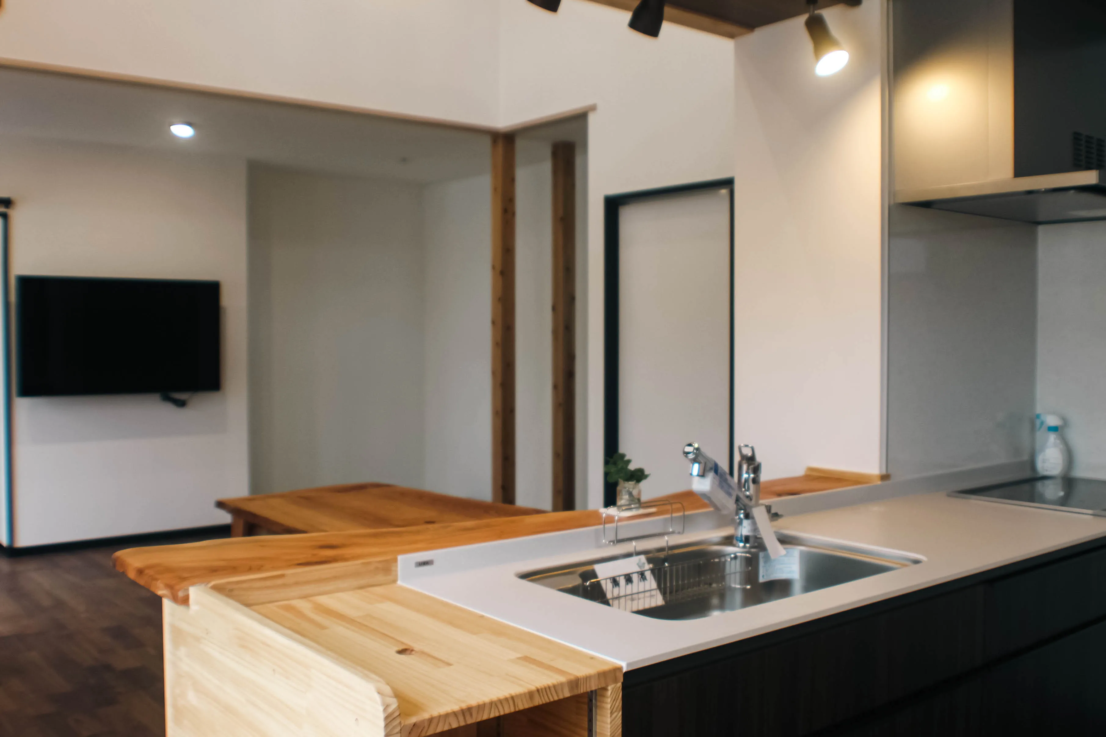 O様邸 - 集いの活気と、個の静寂。家族の気配をデザインする高天井の家