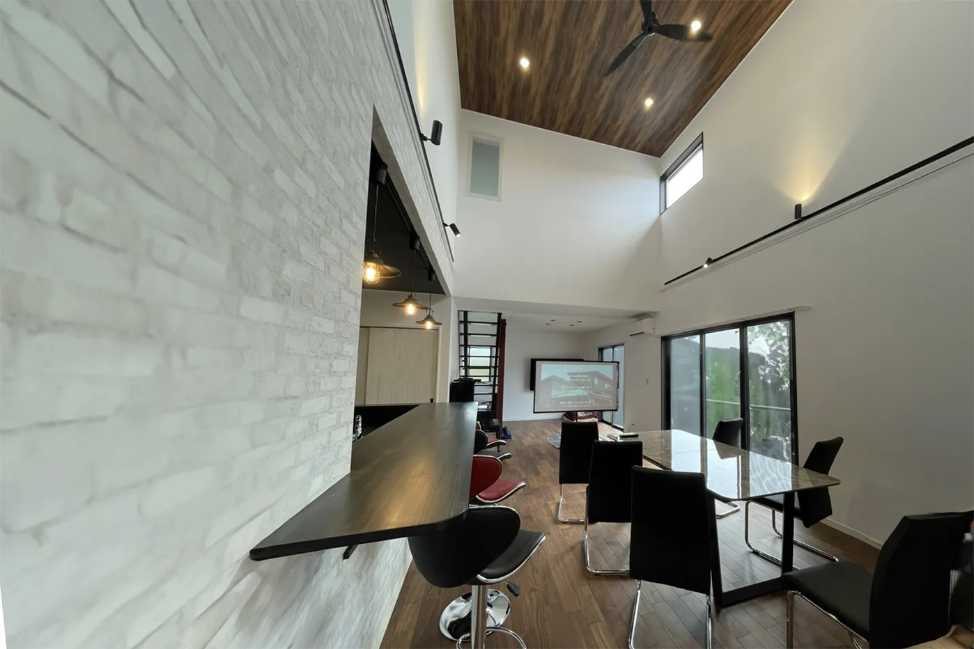 S様邸- デッキは「物流」。大家族の生活負荷を最小化する搬入戦略。